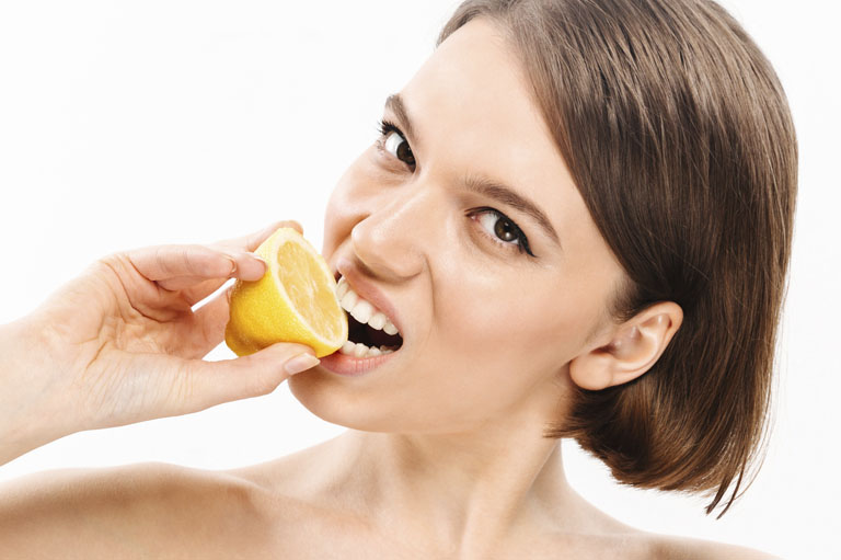 el limón puede lesionar nuestro esmalte dental