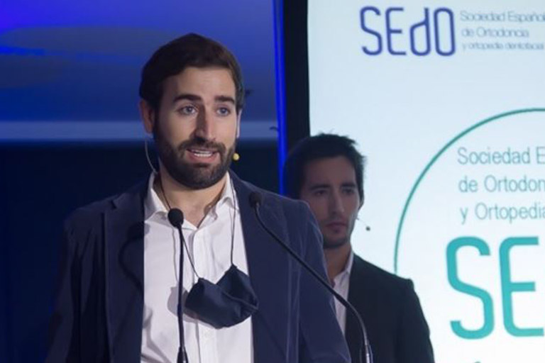 El Dr. Villalaín en mitad de su ponencia en SEDO Invierno