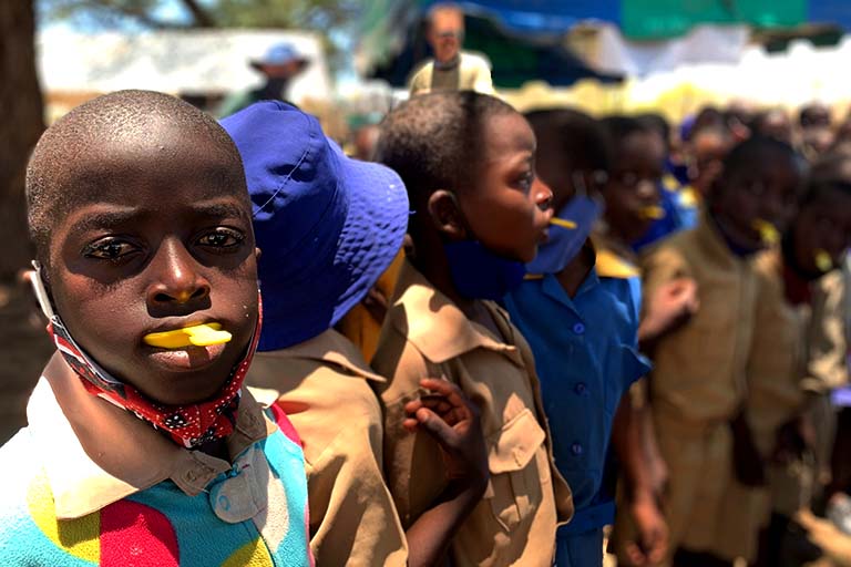 Niño de Zimbabwe ayudado por el periodoncista de la Clínica Villalaín