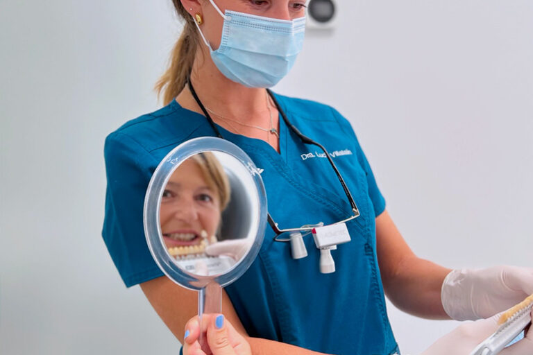 Dra. Lucía Villalaín solucionando los dientes separados