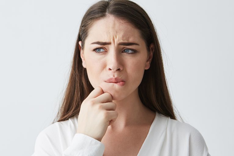 Mujer con molestia en la boca después de la anestesia bucal indolora - Clínica dental en Avilés - Clínica Villalain