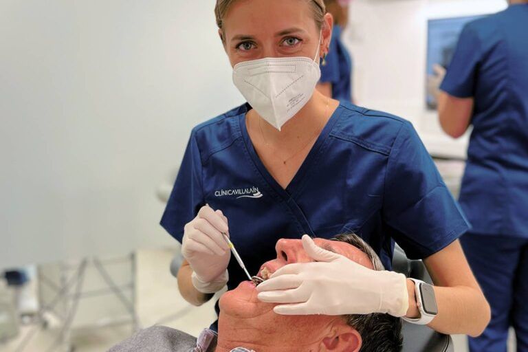 realizando una revision despues de un tratamiento de implantes dentales para personas mayores