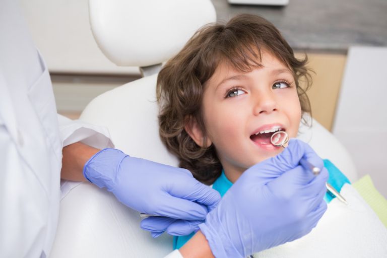 Niño en dentista para revisión dental - Tipos de ortodoncia para niños - Ortodoncia en Avilés - Clínica Villalaín