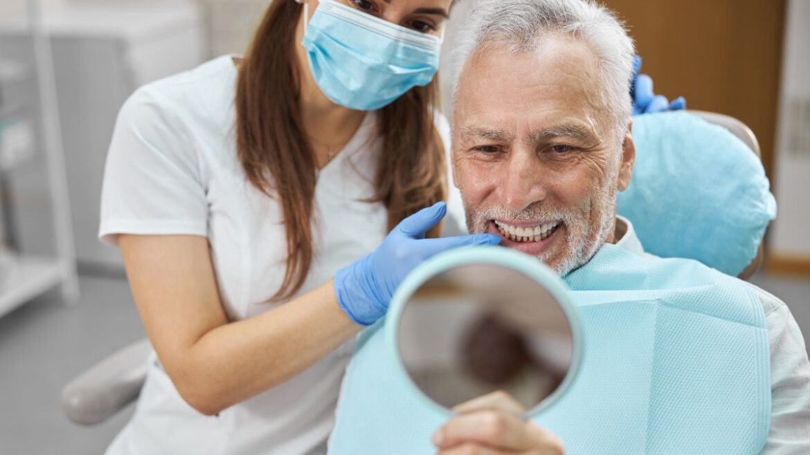 Hombre en clínica en revisión después de poner implantes dentales - Implantes dentales en Avilés