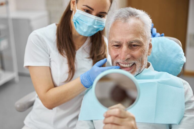 Hombre en clínica en revisión después de poner implantes dentales - Implantes dentales en Avilés