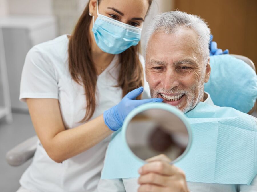 Hombre en clínica en revisión después de poner implantes dentales - Implantes dentales en Avilés