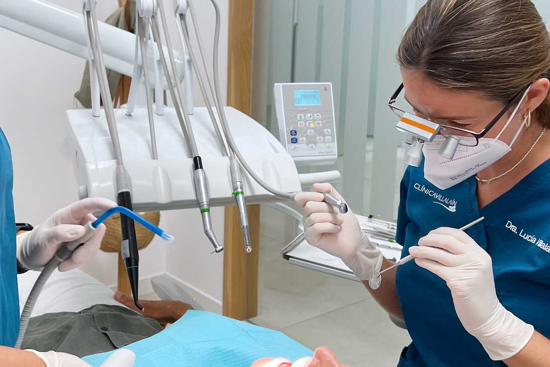 Implantes dentales duraderos con revisiones periódicas - Clínica Villalaín Dra. Lucía Villalaín realizando tratamiento de implantes dentales en Avilés