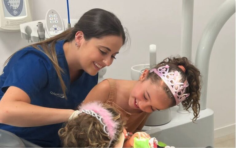 como aliviar el dolor de la dentificacion de mi hijo dentista odontopediatra en aviles clinica dental villalain