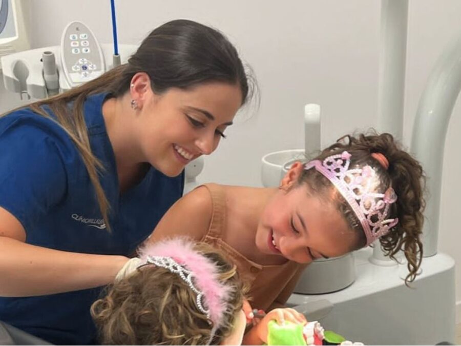 como aliviar el dolor de la dentificacion de mi hijo dentista odontopediatra en aviles clinica dental villalain