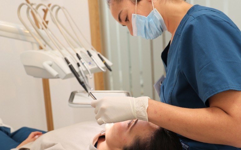 Revisión dental en Clínica Villalaín para evitar picor en la lengua